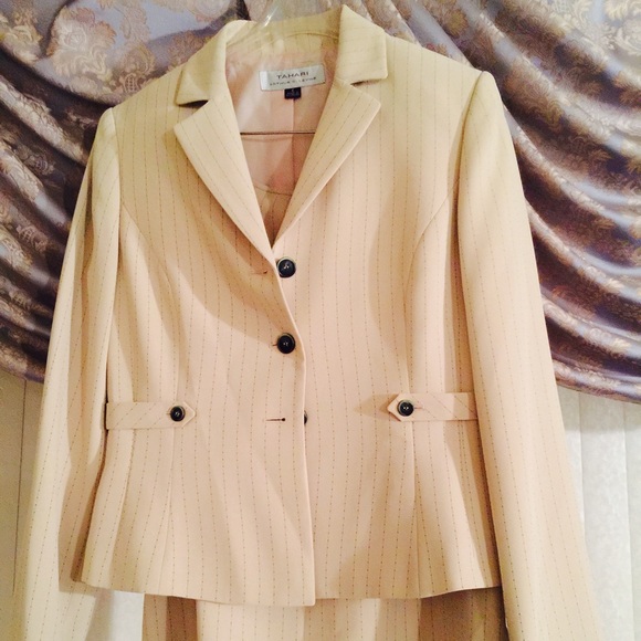 Skirt suit