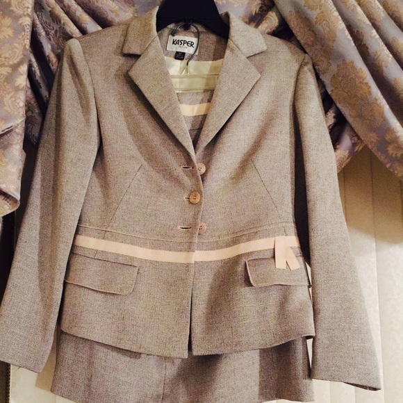 Skirt suit