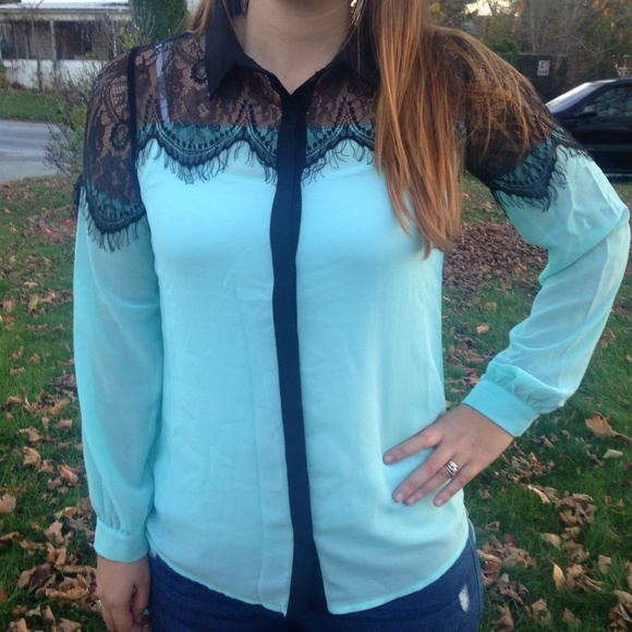 Black lace mint shirt, with dropped back hem! - Picture 2 of 4