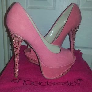 Shoe dazzle Studded Coral 6 inch pumps