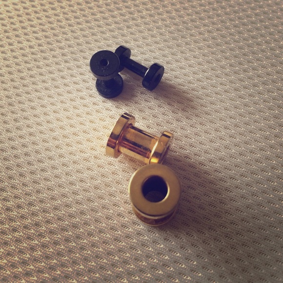 Bundle of two ear plug earrings