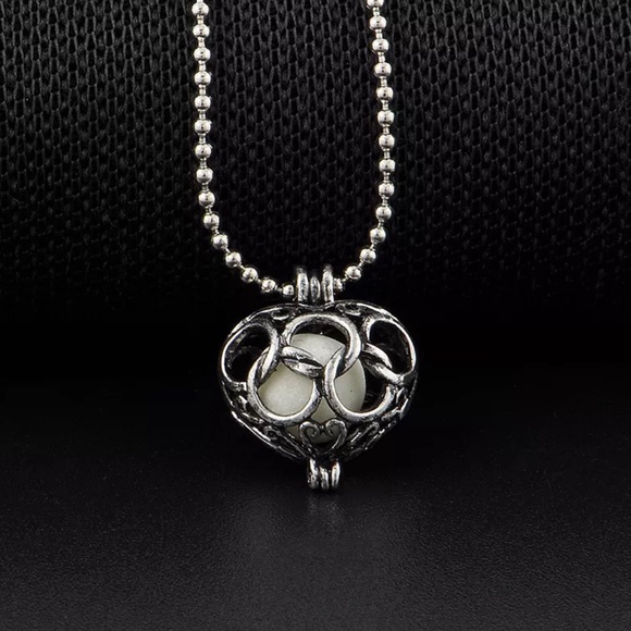 Glow in the dark heart pendant - Picture 3 of 4