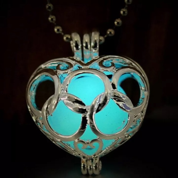 Glow in the dark heart pendant - Picture 4 of 4