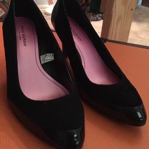 Black Isaac Mizrahi 2" heels.