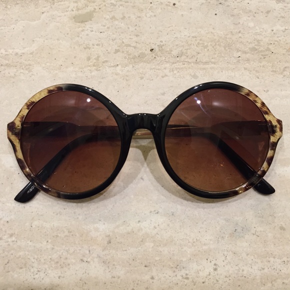 Urban Outfitters Accessories - Round sunglasses