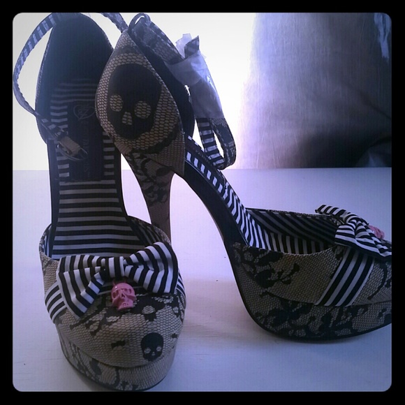 Super chic yet edgy skull heels with pink accent