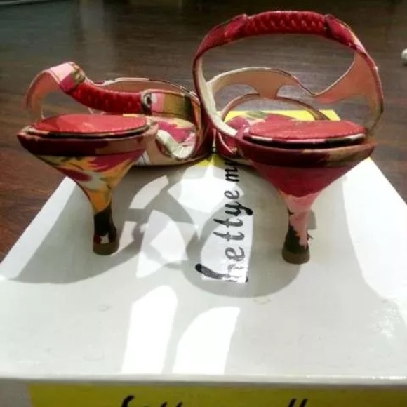 Bettye Muller Floral Print Kitten Heels Sz. 7 - Picture 3 of 3