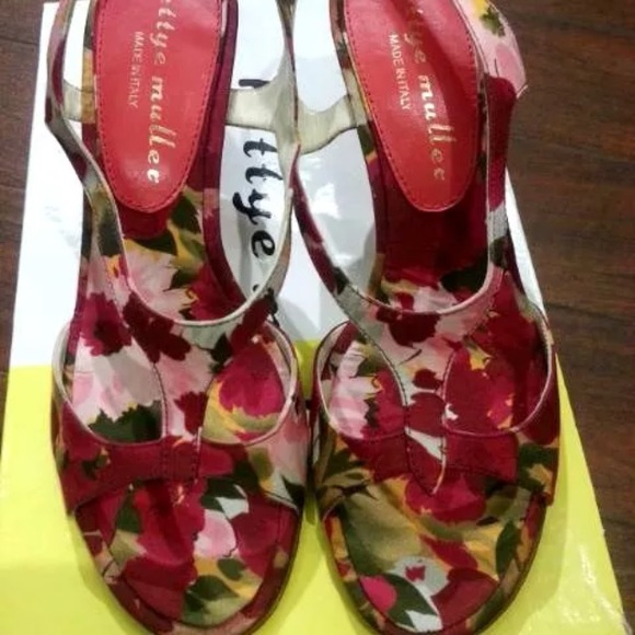 Bettye Muller Floral Print Kitten Heels Sz. 7 - Picture 2 of 3