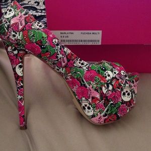 Fuschia Multi/ skulls design. US 8.5 true to sz
