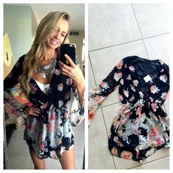 NWT black floral long sleeve romper Large (6)