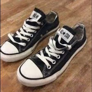 Women's size 7 men's Size 5 black low top converse