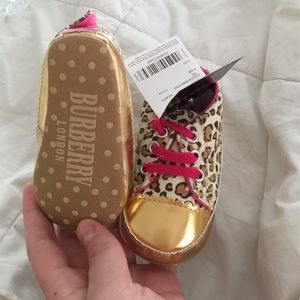Burberry baby shoes