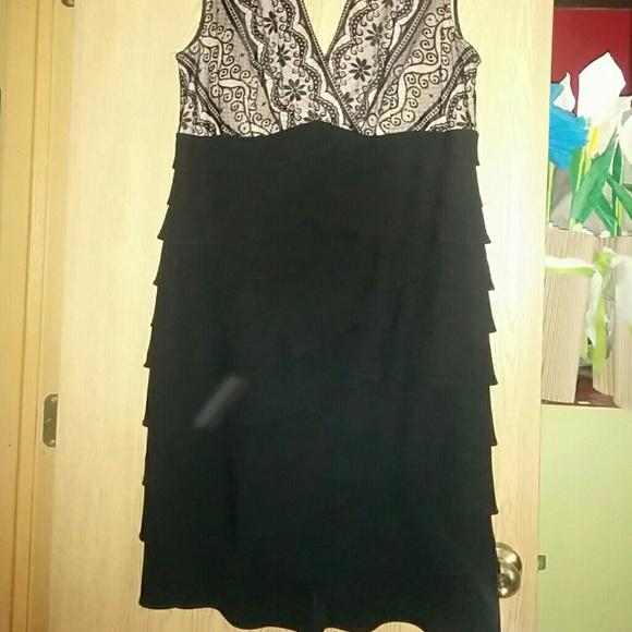 Elegant Party dress - Black lace w/nude lining top