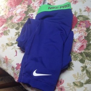 XS NIKE PRO CAPRI