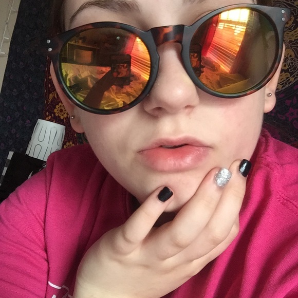 4 pairs of sunglasses - Picture 3 of 3