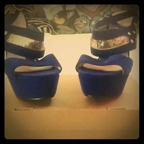 Selling some high heel blue suede shoes size 8 - Picture 1 of 4