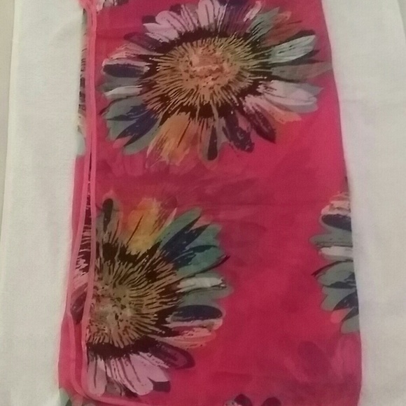 Selling a wrap around for someone owns a swimsuit - Picture 1 of 1