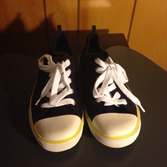 Gap white/navy with a neon trim canvas sneakers