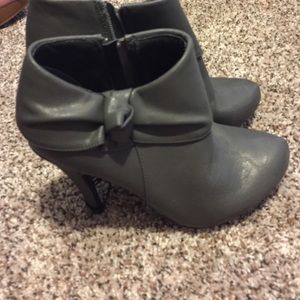 BRAND NEW!! Gray forever 21 Heels✌️