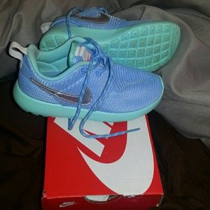 **AUTHENTIC* KIDS Nike Roshe One Shoes