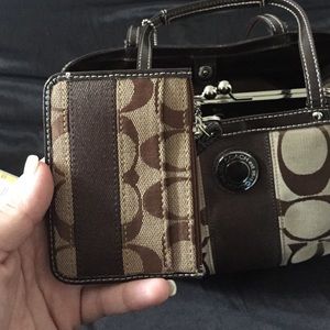 This goes with the bag and wallet