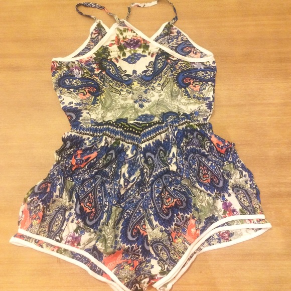 Brand new! Floral Printed Romper! Size small! - Picture 2 of 2
