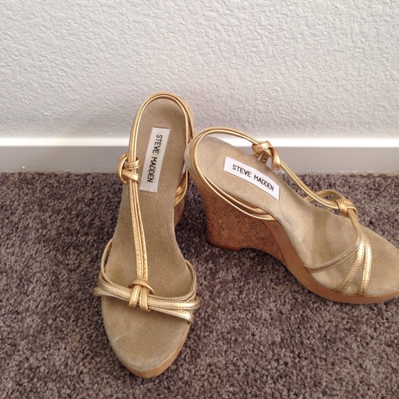 Brand new Steve Madden gold wedge size 7 1/2
