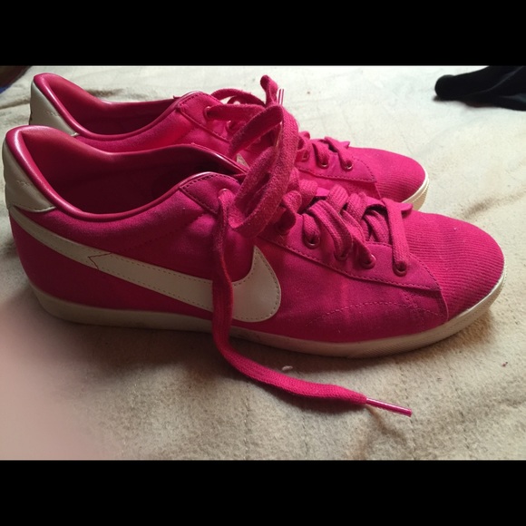 Nice hot pink nike sneakers!