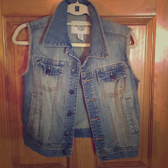Sleeveless denim jacket
