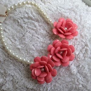 💰💰💰Pretty flowers on pearls necklace