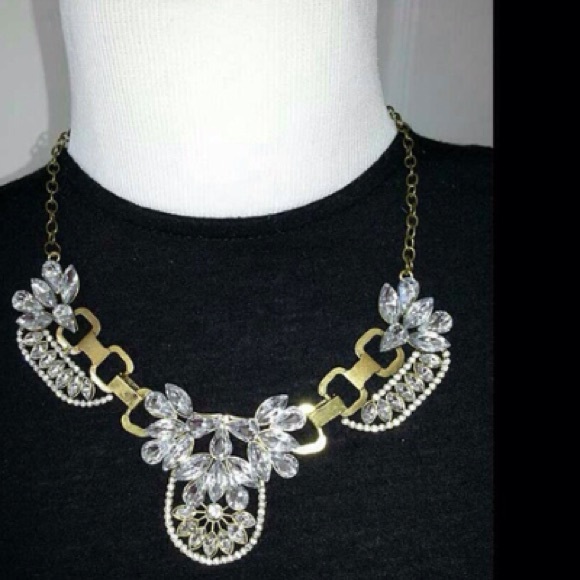 💰💰💰Crystal petals on bronze plated necklace