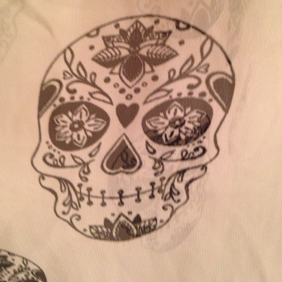 Skull Skirt. Size US 6 - Picture 3 of 4