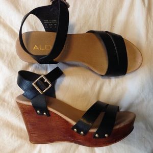 Aldo black "Eowowia" wedge platform sandals