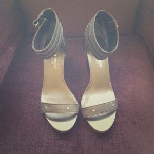 Size 8 Julianne Hough heeled sandals