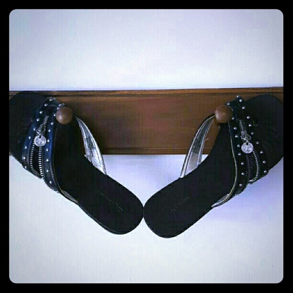Zippered sandals