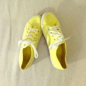 cute yellow summer shoes!!!