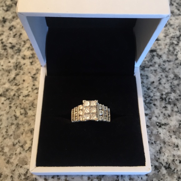 BEAUTIFUL .72 ct diamond ring. 14k white gold.
