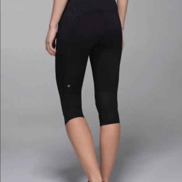 ⛔️SOLD⛔️Black Lululemon Stash It Crop Bottom - Picture 2 of 4