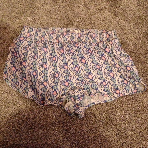 Hollister flowy shorts