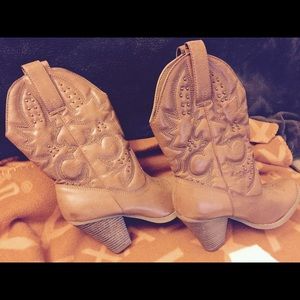 Boots that were worn only one time