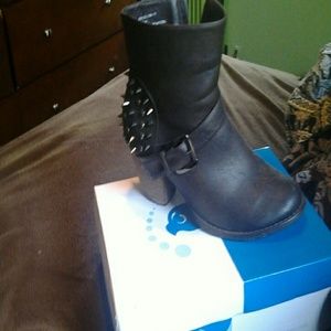Chic Brown spiked booties