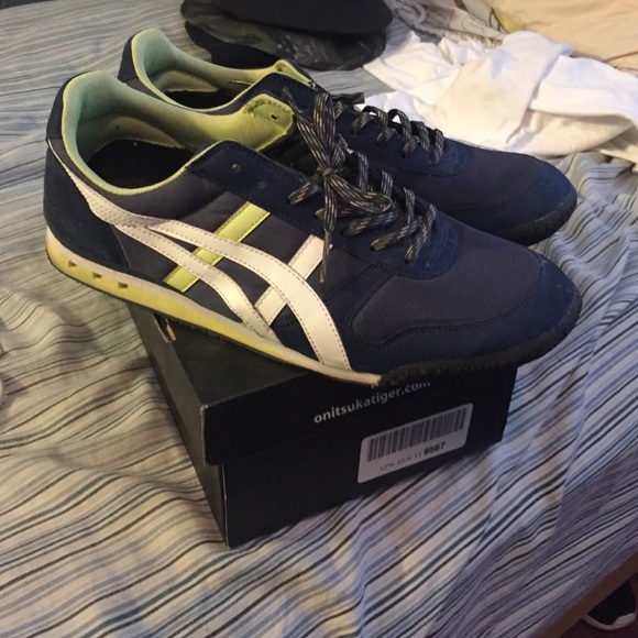 BRAND BEW ASICS NEVER WORN STILL IN BOX