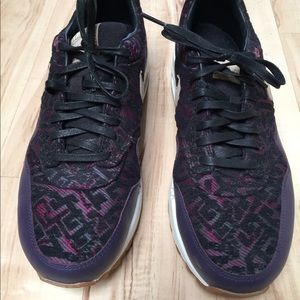 Nike Air Max sneakers in black/plum brocade print