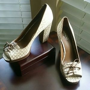 Coach Corey Op-Art Signature Open Toe w/ Front Bow