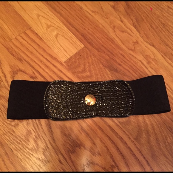 BUNDLE DISCOUNT Black patent waist belt with gold