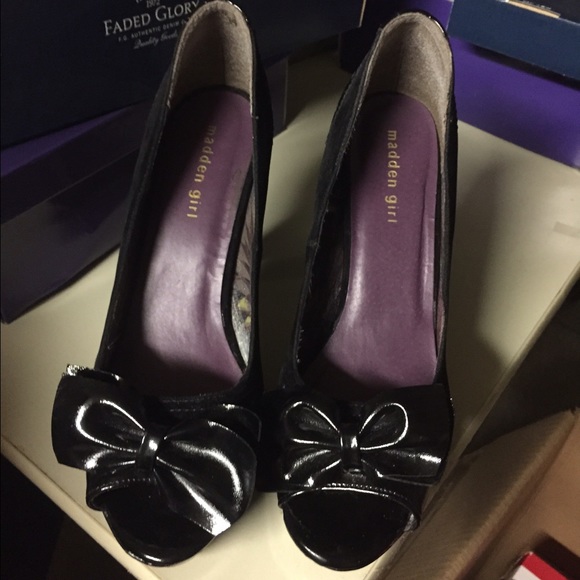 Cute bow heels