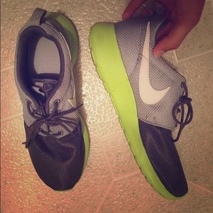 Y7 Nike roshes