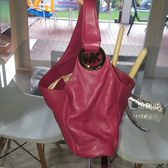 Vibrant accent purse with beautiful gold touch