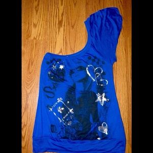 Cute blue top, on one shoulder.