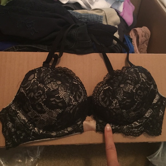 SOLD 🚫32B Victoria's Secret black push-up bra